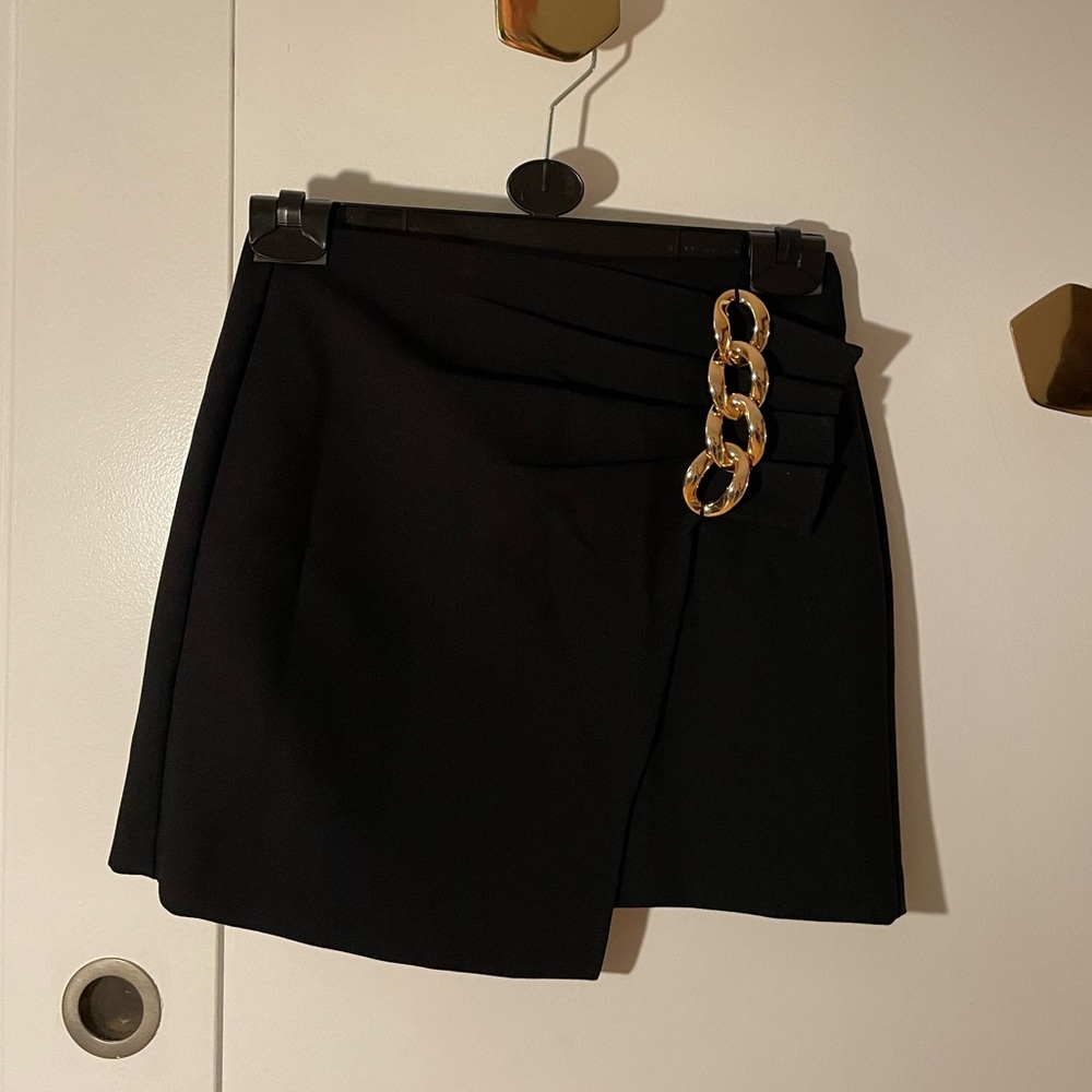 Black skirt with chain